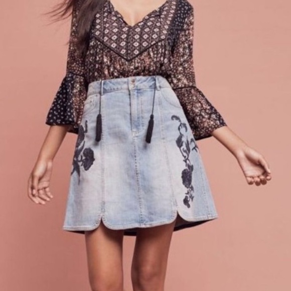 🆕 Anthropologie Denim Skirt Embroidered Flowers - Picture 1 of 12